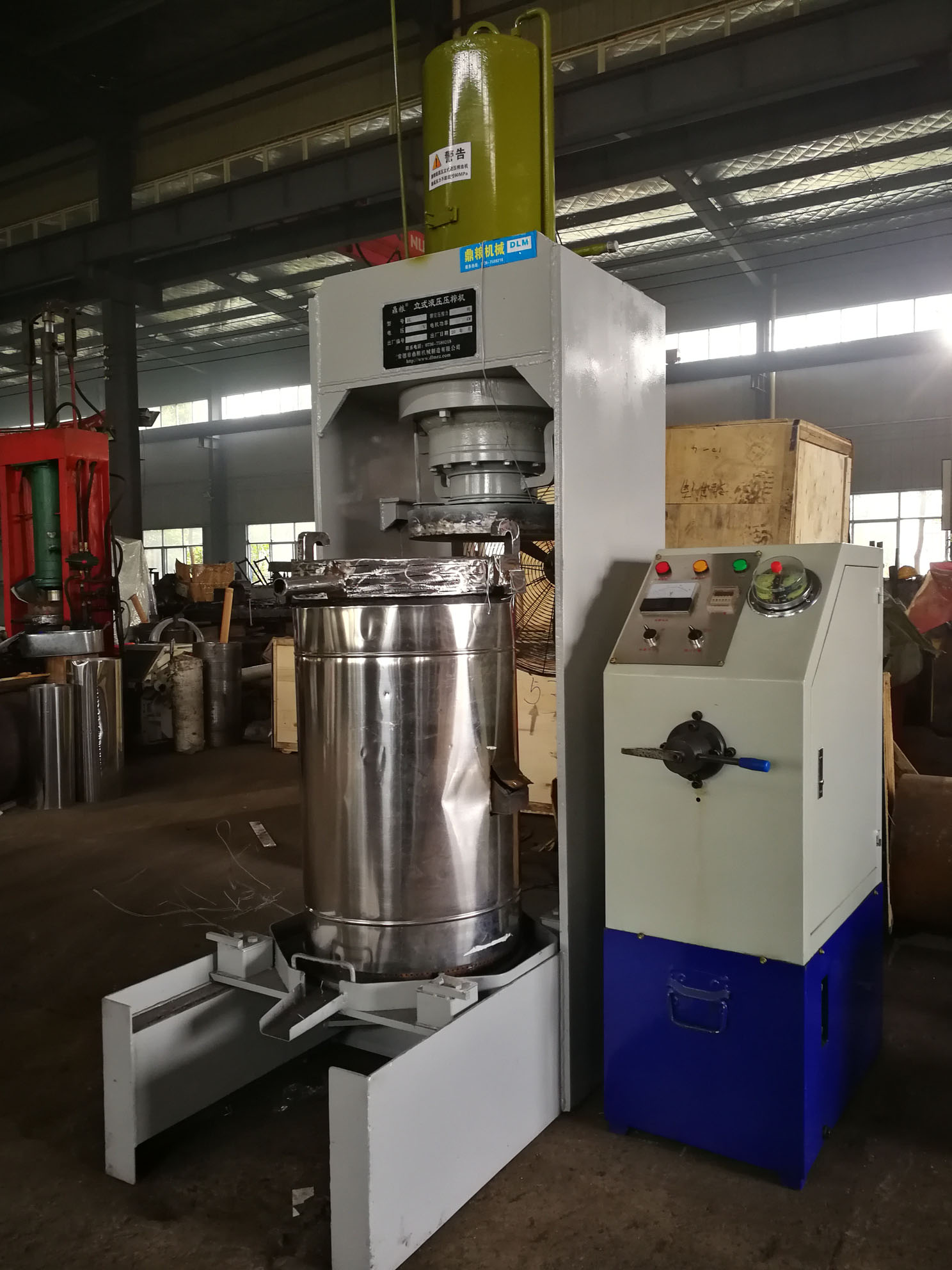 不銹鋼超高壓立式液壓壓榨機(jī)，果汁壓榨機(jī)，果渣壓榨機(jī)，藥材壓榨，油渣處理，白土壓榨